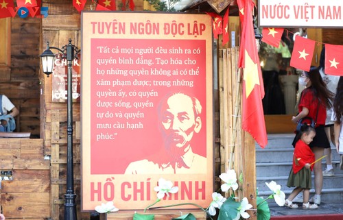 Hà Nội: Độc đáo quán cà phê trang trí cờ đỏ sao vàng kỷ niệm 80 năm Quốc khánh Việt Nam - ảnh 1