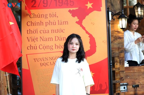 Hà Nội: Độc đáo quán cà phê trang trí cờ đỏ sao vàng kỷ niệm 80 năm Quốc khánh Việt Nam - ảnh 5