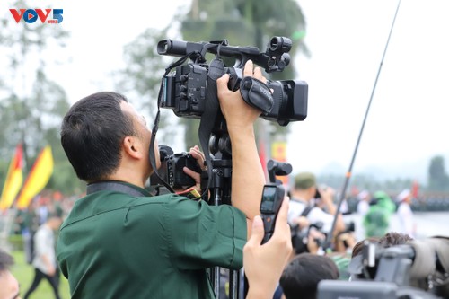 Khoảnh khắc phía sau ống kính: Nhà báo và 80 năm Quốc khánh - ảnh 15
