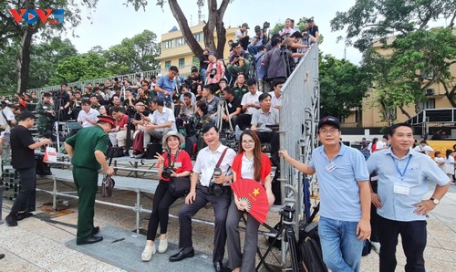 Khoảnh khắc phía sau ống kính: Nhà báo và 80 năm Quốc khánh - ảnh 1