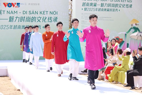 Rực rỡ Áo dài Việt Nam tại Bắc Kinh, Trung Quốc - ảnh 2