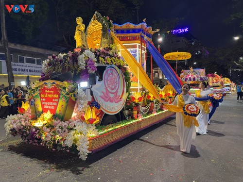 Rực rỡ đêm rước xá lợi Phật tại Hà Nội - ảnh 3