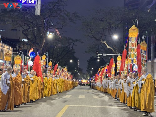Rực rỡ đêm rước xá lợi Phật tại Hà Nội - ảnh 9