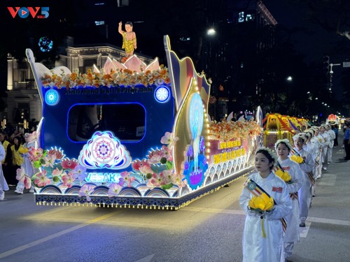 Rực rỡ đêm rước xá lợi Phật tại Hà Nội - ảnh 4