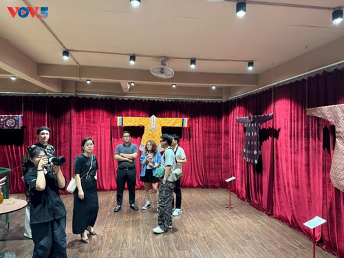 Khám phá vẻ đẹp triều phục Việt tại Triển lãm “Thấp thoáng vàng son” - ảnh 2