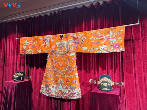 Khám phá vẻ đẹp triều phục Việt tại Triển lãm “Thấp thoáng vàng son” - ảnh 1