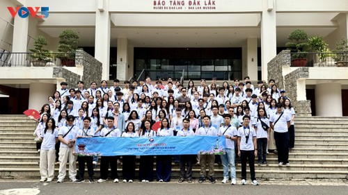 Thanh thiếu niên Trại hè Việt Nam 2025 tưởng niệm chiến sĩ Nam tiến, tìm hiểu văn hóa Tây Nguyên - ảnh 5