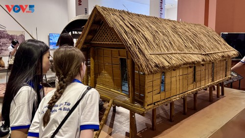 Thanh thiếu niên Trại hè Việt Nam 2025 tưởng niệm chiến sĩ Nam tiến, tìm hiểu văn hóa Tây Nguyên - ảnh 4