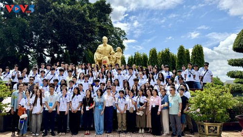 Thanh thiếu niên Trại hè Việt Nam 2025 tưởng niệm chiến sĩ Nam tiến, tìm hiểu văn hóa Tây Nguyên - ảnh 2