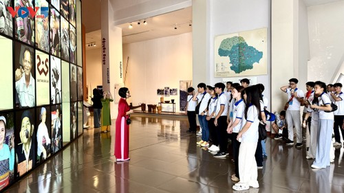 Thanh thiếu niên Trại hè Việt Nam 2025 tưởng niệm chiến sĩ Nam tiến, tìm hiểu văn hóa Tây Nguyên - ảnh 3