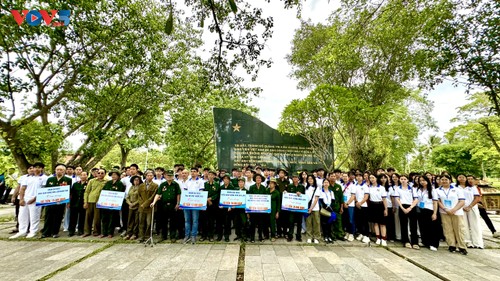 Thanh thiếu niên kiều bào dâng hương tưởng niệm tại Thành cổ Quảng Trị và Nghĩa trang liệt sĩ Trường Sơn - ảnh 3