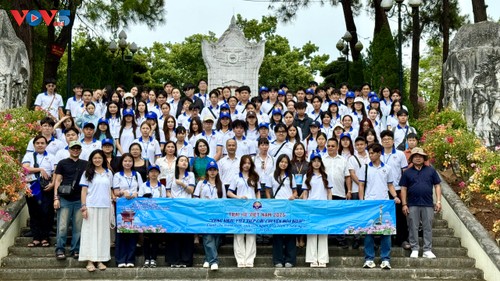 Thanh thiếu niên kiều bào dâng hương tưởng niệm tại Thành cổ Quảng Trị và Nghĩa trang liệt sĩ Trường Sơn - ảnh 2