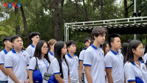 Thanh thiếu niên kiều bào dâng hương tưởng niệm tại Thành cổ Quảng Trị và Nghĩa trang liệt sĩ Trường Sơn - ảnh 14
