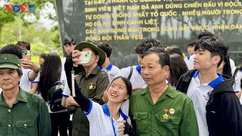 Thanh thiếu niên kiều bào dâng hương tưởng niệm tại Thành cổ Quảng Trị và Nghĩa trang liệt sĩ Trường Sơn - ảnh 8