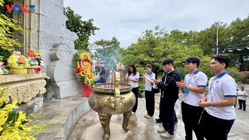 Thanh thiếu niên kiều bào dâng hương tưởng niệm tại Thành cổ Quảng Trị và Nghĩa trang liệt sĩ Trường Sơn - ảnh 16