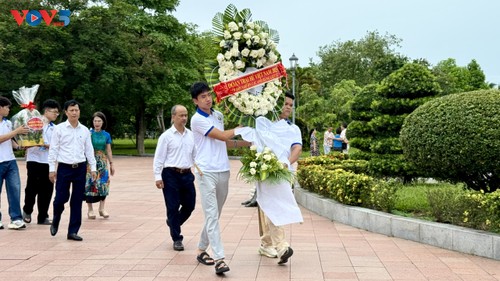 Thanh thiếu niên kiều bào dâng hương tưởng niệm tại Thành cổ Quảng Trị và Nghĩa trang liệt sĩ Trường Sơn - ảnh 9