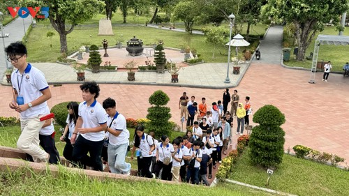 Thanh thiếu niên kiều bào dâng hương tưởng niệm tại Thành cổ Quảng Trị và Nghĩa trang liệt sĩ Trường Sơn - ảnh 10