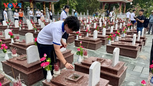Thanh thiếu niên kiều bào dâng hương tưởng niệm tại Thành cổ Quảng Trị và Nghĩa trang liệt sĩ Trường Sơn - ảnh 18