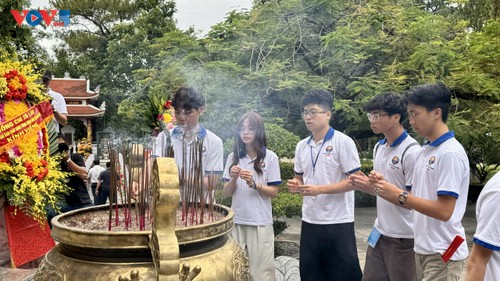 Thanh thiếu niên kiều bào dâng hương tưởng niệm tại Thành cổ Quảng Trị và Nghĩa trang liệt sĩ Trường Sơn - ảnh 15