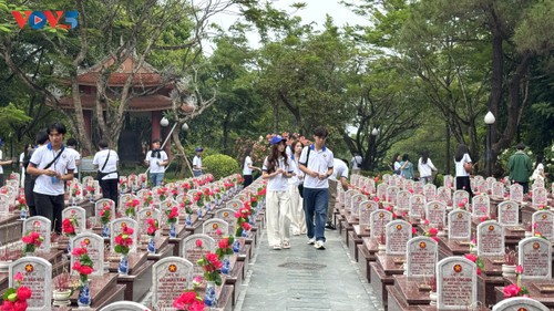 Thanh thiếu niên kiều bào dâng hương tưởng niệm tại Thành cổ Quảng Trị và Nghĩa trang liệt sĩ Trường Sơn - ảnh 17