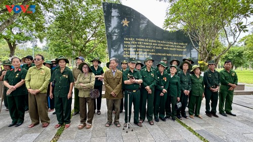 Thanh thiếu niên kiều bào dâng hương tưởng niệm tại Thành cổ Quảng Trị và Nghĩa trang liệt sĩ Trường Sơn - ảnh 4