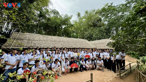 Trại sinh kiều bào viếng mộ Đại tướng Võ Nguyên Giáp và thăm quê Chủ tịch Hồ Chí Minh - ảnh 5