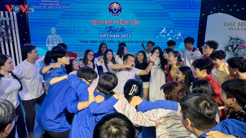 Giao lưu tiếng Việt tại Trại hè Việt Nam 2025: Nơi hội tụ tình yêu quê hương qua từng câu chữ - ảnh 15