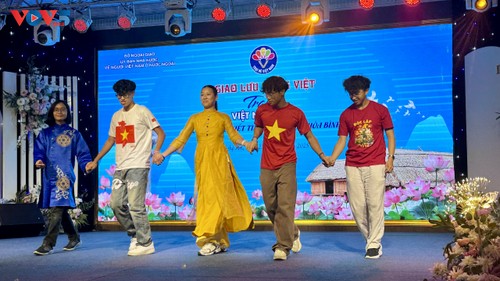 Giao lưu tiếng Việt tại Trại hè Việt Nam 2025: Nơi hội tụ tình yêu quê hương qua từng câu chữ - ảnh 7