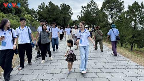 Trại sinh kiều bào viếng mộ Đại tướng Võ Nguyên Giáp và thăm quê Chủ tịch Hồ Chí Minh - ảnh 9