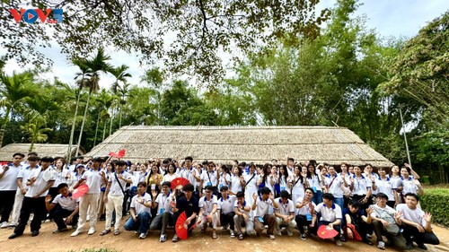 Trại sinh kiều bào viếng mộ Đại tướng Võ Nguyên Giáp và thăm quê Chủ tịch Hồ Chí Minh - ảnh 4