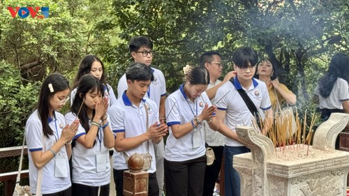 Trại sinh kiều bào viếng mộ Đại tướng Võ Nguyên Giáp và thăm quê Chủ tịch Hồ Chí Minh - ảnh 2
