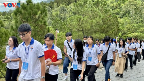 Trại sinh kiều bào viếng mộ Đại tướng Võ Nguyên Giáp và thăm quê Chủ tịch Hồ Chí Minh - ảnh 7