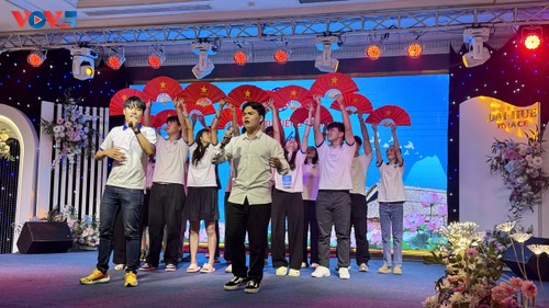 Giao lưu tiếng Việt tại Trại hè Việt Nam 2025: Nơi hội tụ tình yêu quê hương qua từng câu chữ - ảnh 12