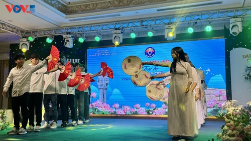 Giao lưu tiếng Việt tại Trại hè Việt Nam 2025: Nơi hội tụ tình yêu quê hương qua từng câu chữ - ảnh 9