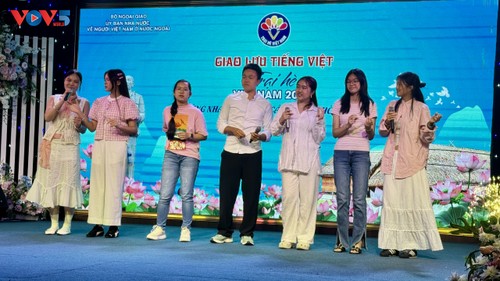 Giao lưu tiếng Việt tại Trại hè Việt Nam 2025: Nơi hội tụ tình yêu quê hương qua từng câu chữ - ảnh 11