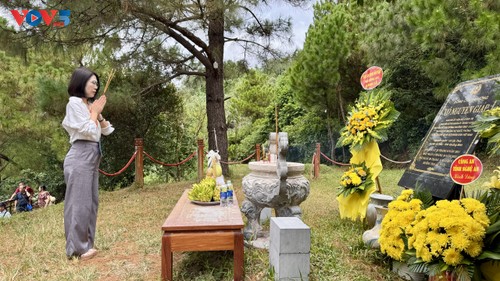 Trại sinh kiều bào viếng mộ Đại tướng Võ Nguyên Giáp và thăm quê Chủ tịch Hồ Chí Minh - ảnh 1