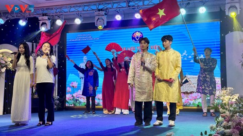 Giao lưu tiếng Việt tại Trại hè Việt Nam 2025: Nơi hội tụ tình yêu quê hương qua từng câu chữ - ảnh 6