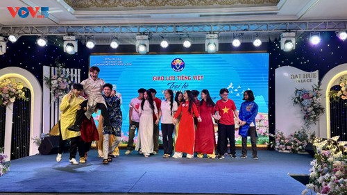 Giao lưu tiếng Việt tại Trại hè Việt Nam 2025: Nơi hội tụ tình yêu quê hương qua từng câu chữ - ảnh 8