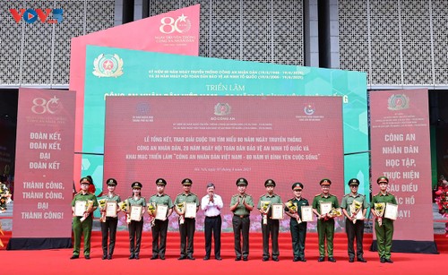 Trao giải Cuộc thi tìm hiểu 80 năm Ngày truyền thống Công an nhân dân - ảnh 1