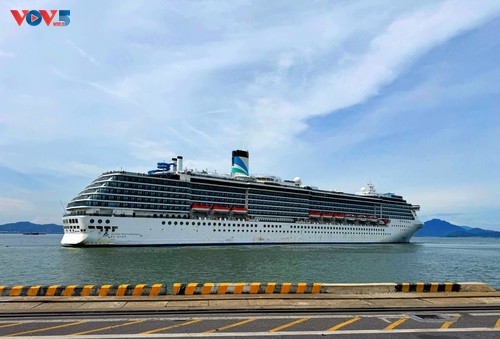 2.500 du khách Trung Quốc đến tham quan Đà Nẵng bằng tàu biển - ảnh 1
