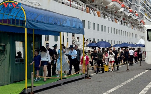 2.500 du khách Trung Quốc đến tham quan Đà Nẵng bằng tàu biển - ảnh 2