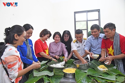 Mang tình cảm đất liền gửi chiến sĩ đảo Nam Du - ảnh 2