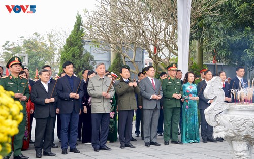 Tổng Bí thư Tô Lâm dâng hương tưởng nhớ các lãnh đạo tiền bối - ảnh 1