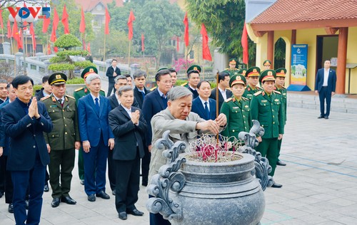 Tổng Bí thư Tô Lâm dâng hương tưởng nhớ các lãnh đạo tiền bối - ảnh 2