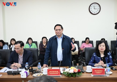 Thủ tướng Phạm Minh Chính thăm, chúc Tết, động viên y bác sĩ và bệnh nhân tại các bệnh viện - ảnh 2