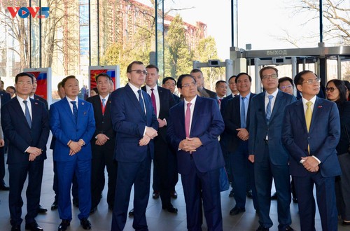 Thủ tướng Phạm Minh Chính thăm Triển lãm Hạt Nhân và Hệ thống tàu điện ngầm tại Moscow - ảnh 2