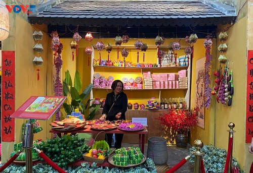 Lunar New Year folk rituals re-enacted at Thang Long Imperial Citadel  - ảnh 2