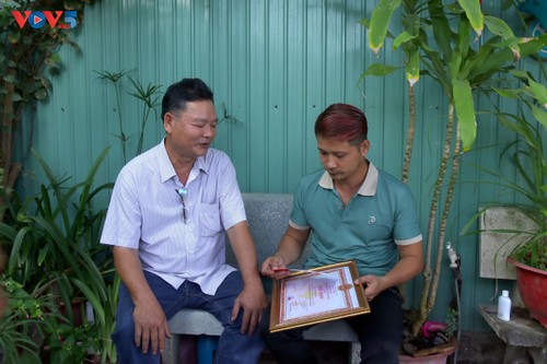 One drop, one life: Khmer barber inspires with dozens of blood donations - ảnh 2