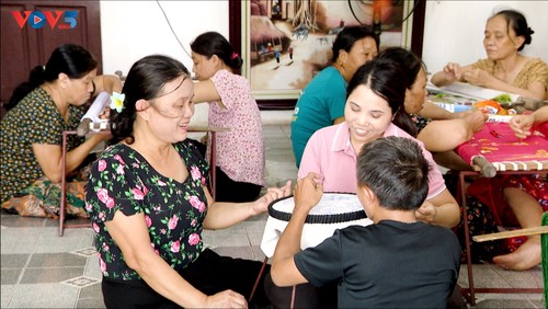 Hanoi artisan gives hope to people with disabilities  - ảnh 3