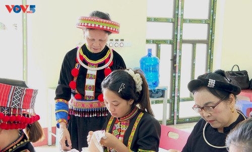 With needle and thread, a Red Dao elder weaves heritage for future generations - ảnh 2